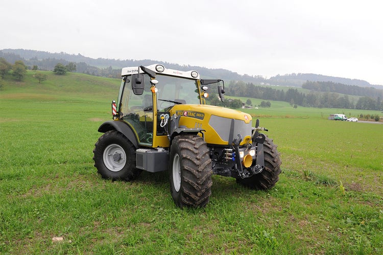 Rigitrac SKH 75/150 Traktor steht auf Wiese