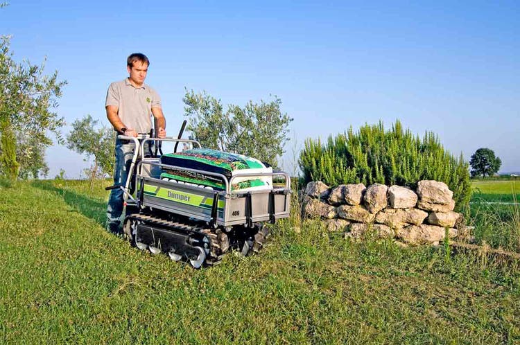 Mann arbeitet mit Grillo Dumper 406 auf Wiese