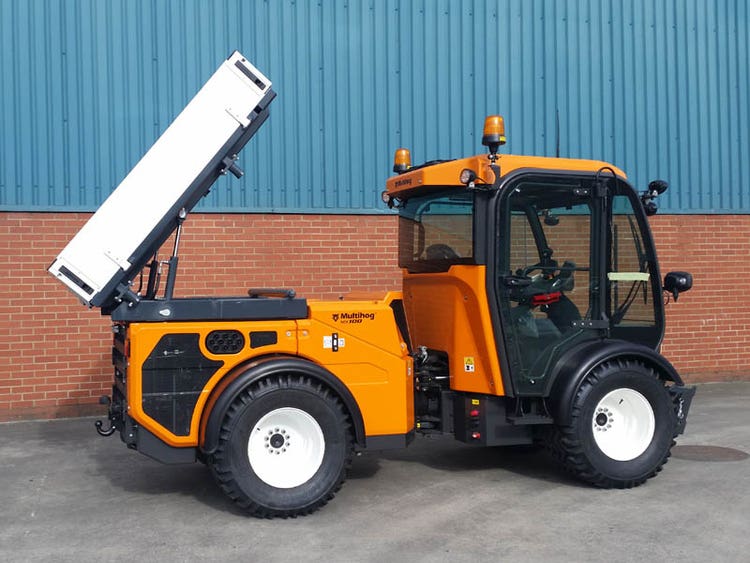 Multihog MX / MXC Geräteträger mit diversen Anbaugeräten beim Abkippen