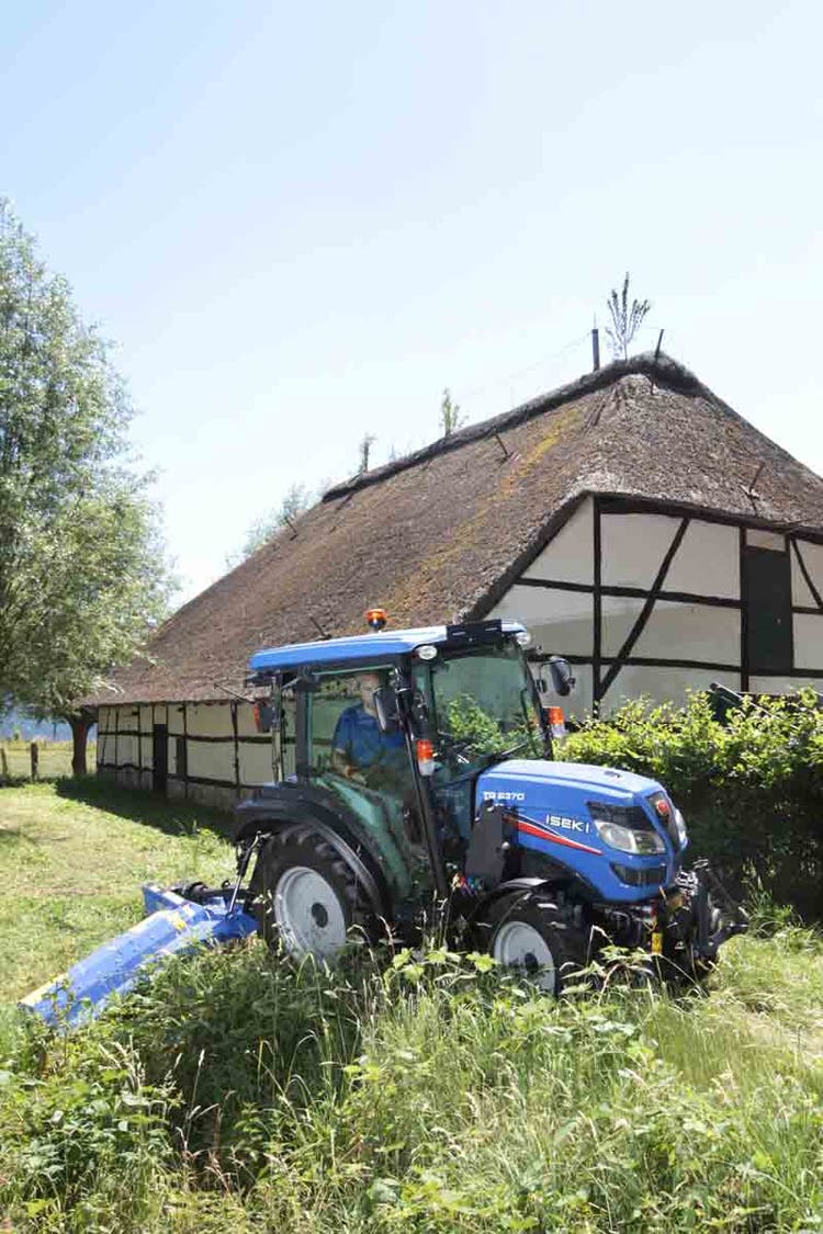 Iseki TG 6507 AGL Traktor beim Mähen