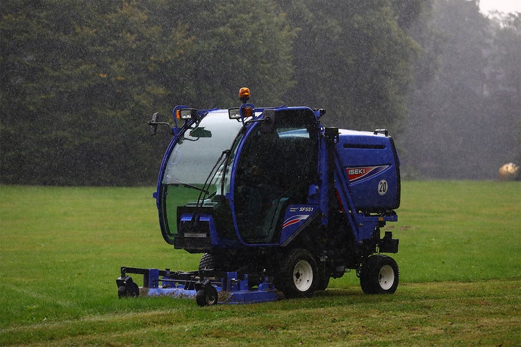 Iseki SF 551 Frontdeckmäher auf Rasen