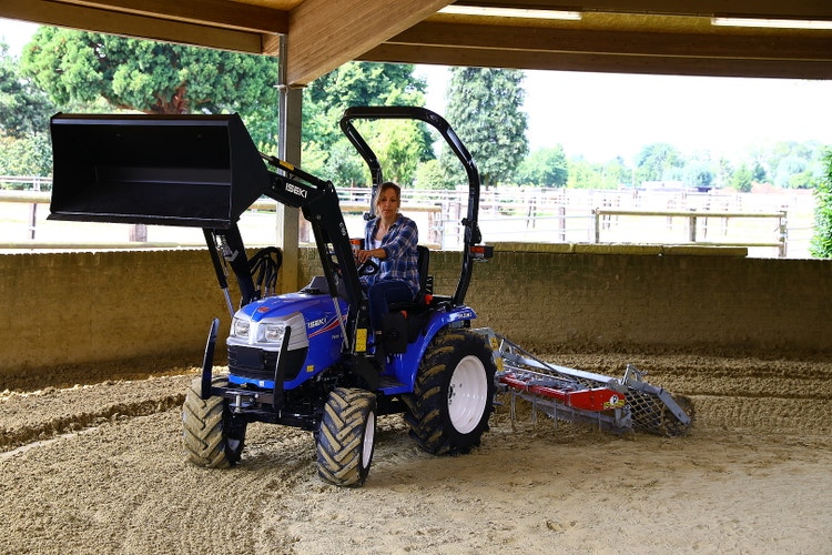 Iseki TM 3187 A / AL Traktor beim Reitplatz herrichten