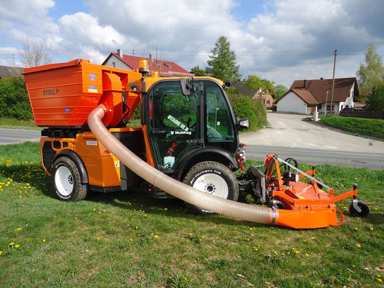 Multihog MX / MXC Geräteträger mit diversen Anbaugeräten auf begrüntem Platz