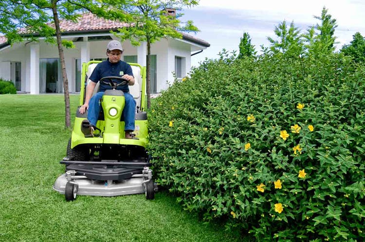 Mann beim Rasenmähen mit Grillo FD 450