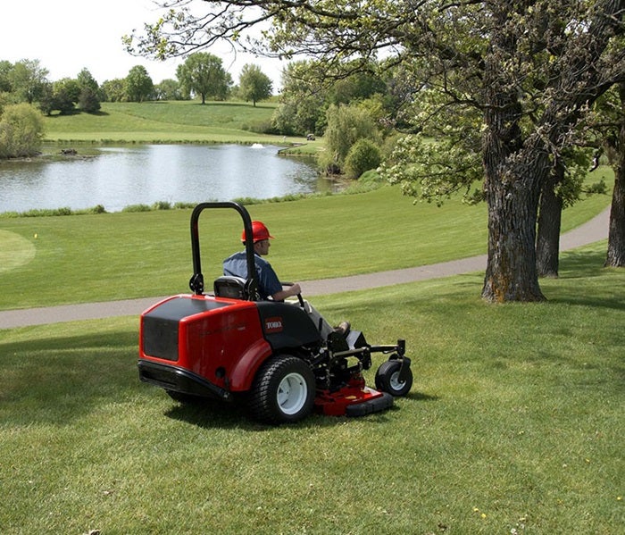 Mann mäht mit Toro GroundsMaster 7210 in Park