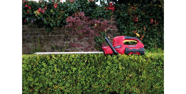 Bild Honda Akku-Heckenschere liegt auf Hecke
