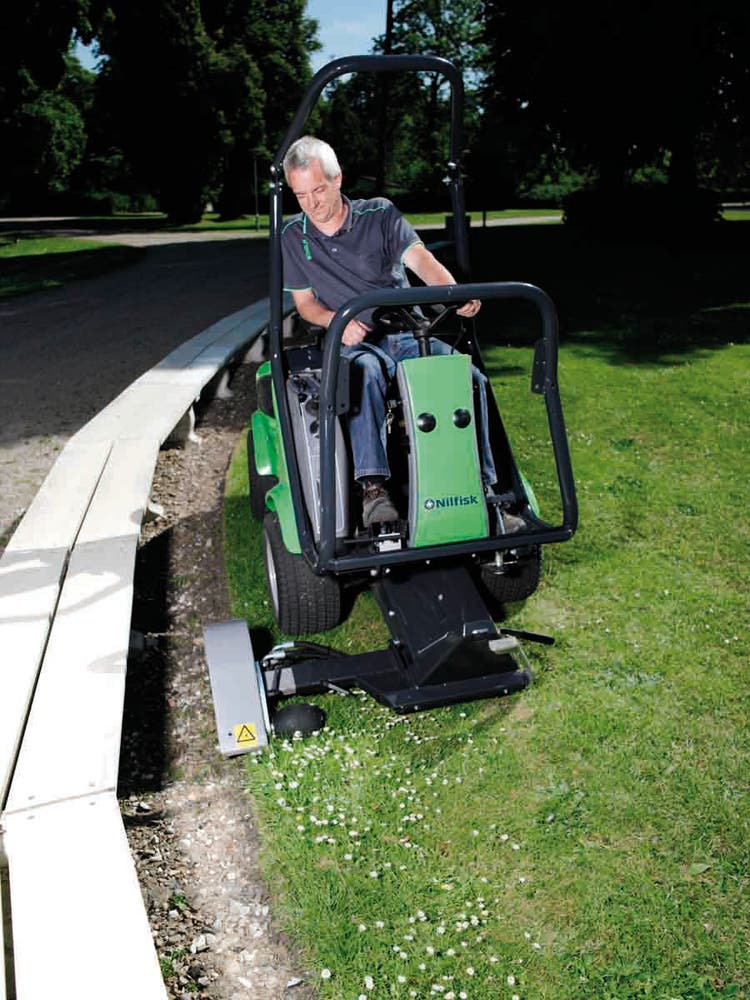 Pflasterrandpflege mit Egholm CityRanger 2260