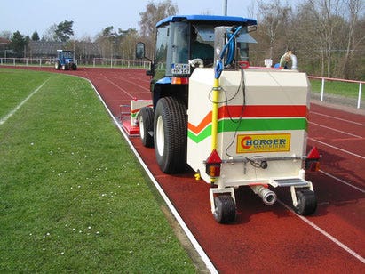 Hörger KBR 1500 mit Schmutzwasseraufnahme auf Sportplatz