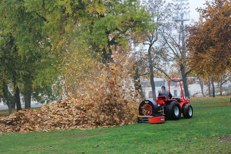 Trilo B 7 Nachlaufbläser bei der Arbeit