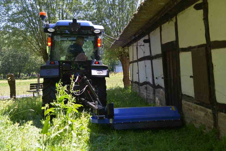 Iseki TG 6507 AGL Traktor beim Mähen