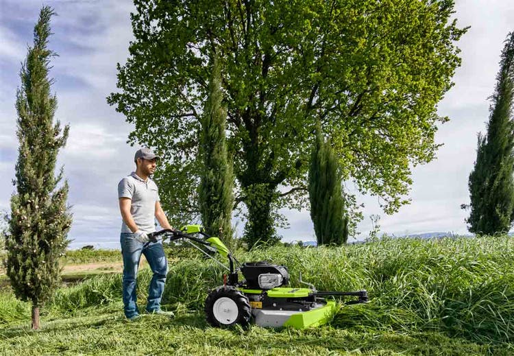 Mann mäht hohes Gras mit Grillo Profi-Hochgrasmäher CL 62 / CL 62M