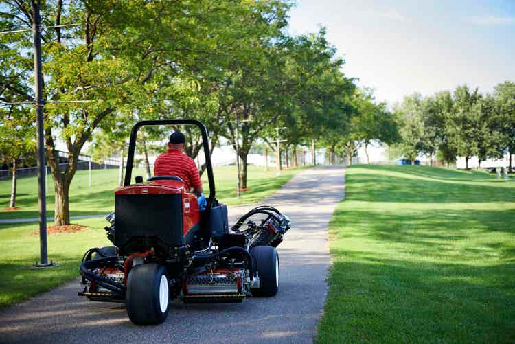 Der Toro Reelmaster 3575-D fährt auf einem kleinen Weg neben gut gepflegten Wiesen