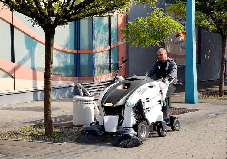 TSM Itala 135 Kehrmaschine auf Gehsteig