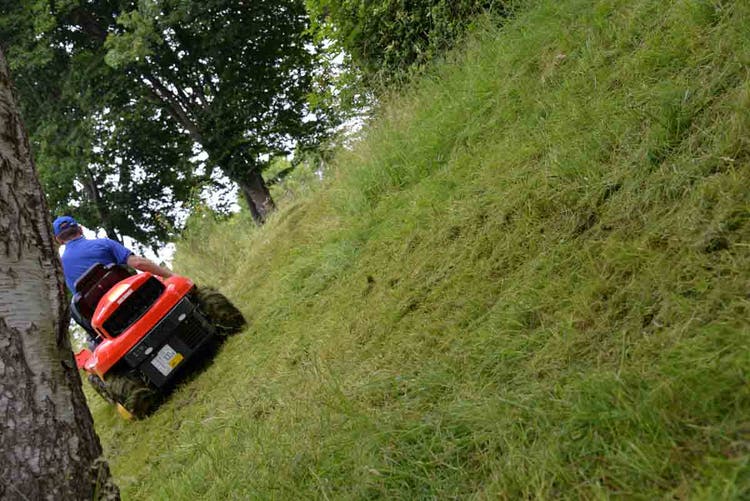 Hangmähen mit Canycom Aufsitzrasenmäher CMX 227 Komfort - 4WD