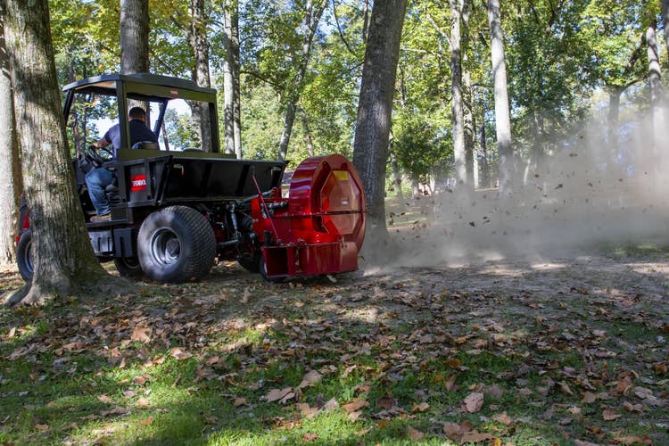 Toro Outcross 9060 Geräteträger beim Laubblasen