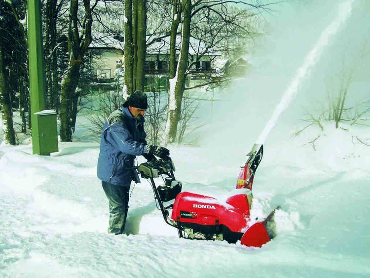 Mann mit Honda HSS 1380i TD Schneefräse