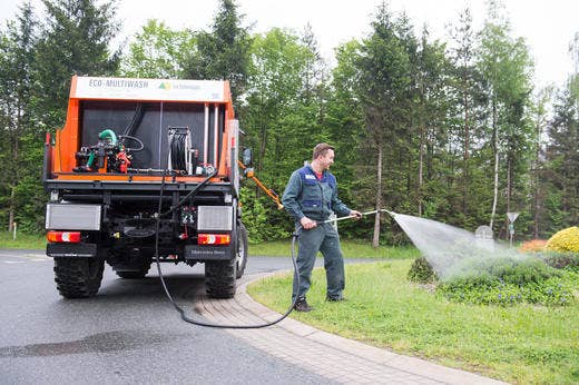 Mann bewässert Insel mit Ecotech Multi-Wash-System