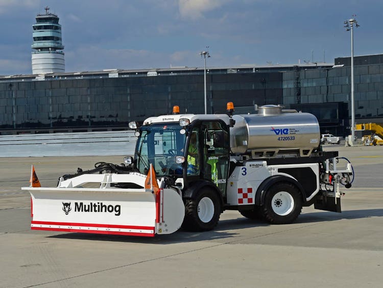 Multihog MX / MXC Geräteträger mit diversen Anbaugeräten auf Rollfeld