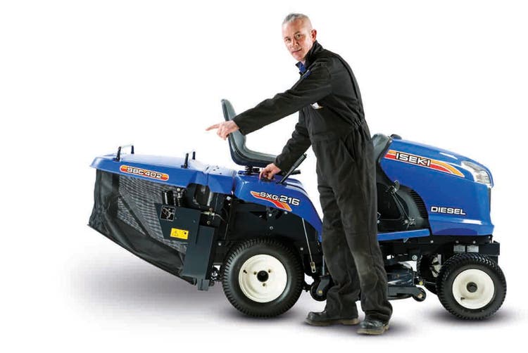 Mann vor Iseki SXG 216+ Mähtraktor