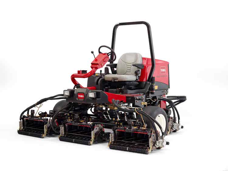 Toro Reelmaster 3575-D von vorne links bei EDER-Kommunal Golfplatztechnik