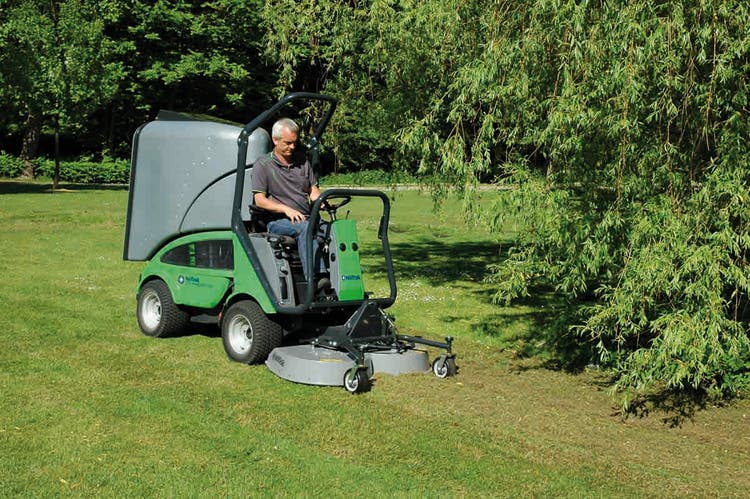 Egholm CityRanger 2260 bei der Grünpflege