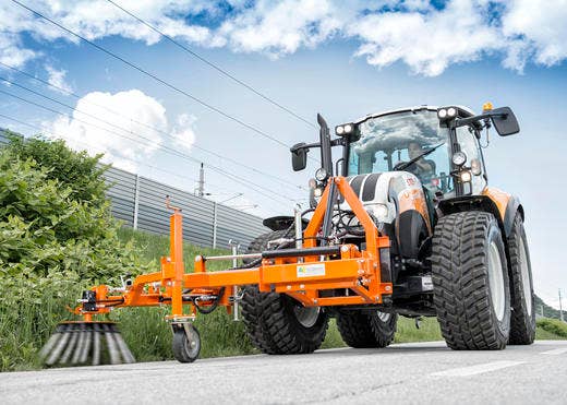 Ecotech WKT 7 - Kommunal Pro Wildkrautbesen mit Traktor an Bahnstrecke