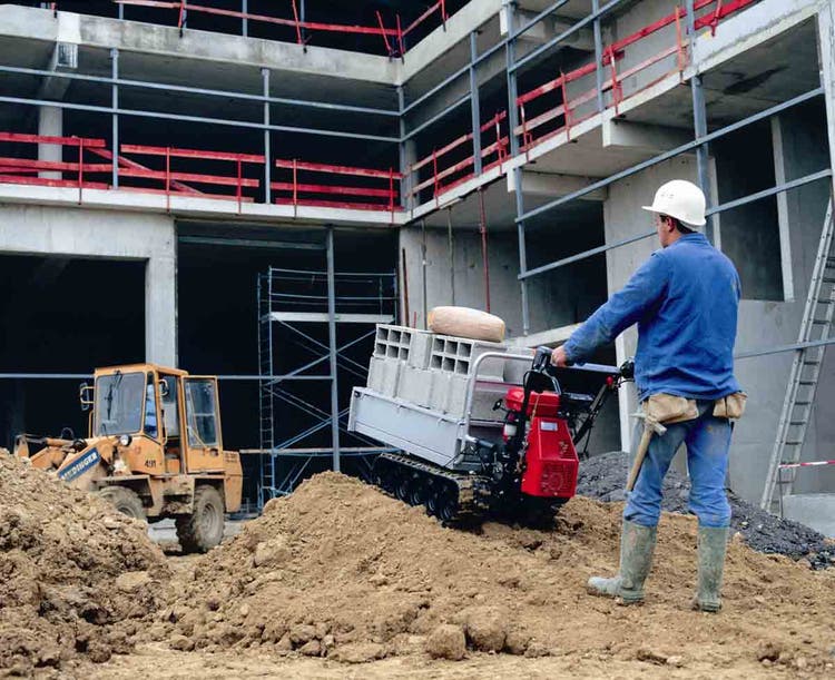 Mann mit Honda HP 500 mit Pritsche auf Baustelle