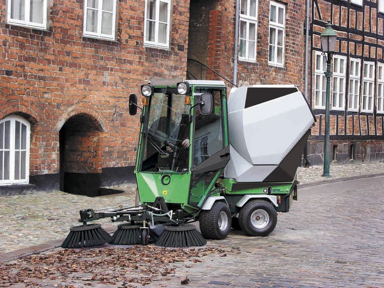 Egholm ParkRanger 2150 mit diversen Anbaugeräten