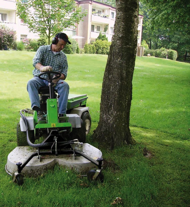 Egholm ParkRanger 2150 mit diversen Anbaugeräten auf Rasen