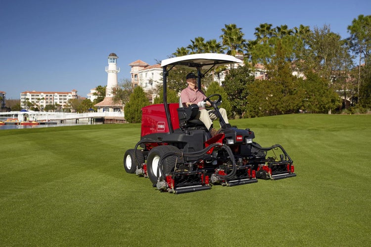 Ein Mann fährt den Toro Reelmaster 5610-D auf einem gepflegten Rasen