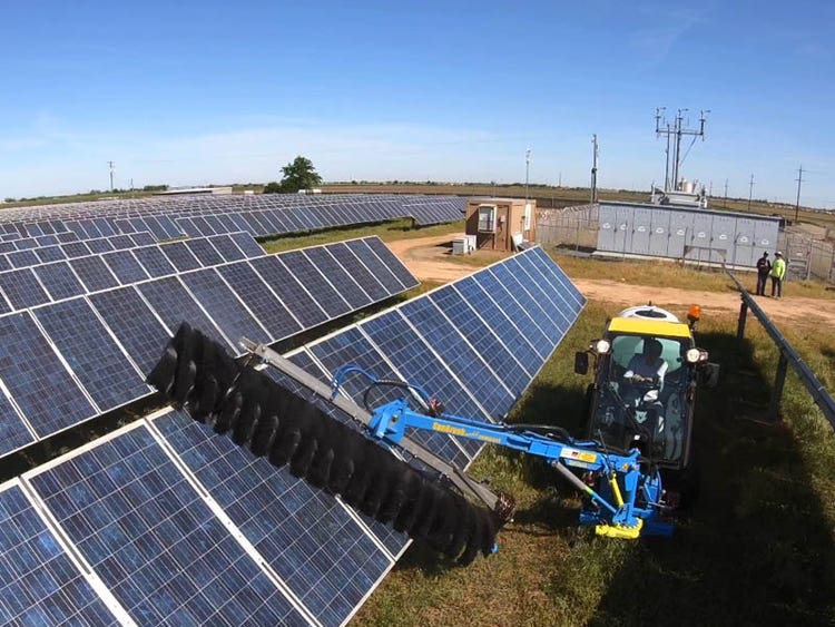 Multihog MX / MXC Geräteträger mit diversen Anbaugeräten im Solarpark