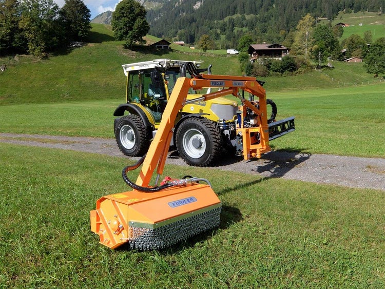 Rigitrac SKH 75/150 Traktor mit Anbaugerät