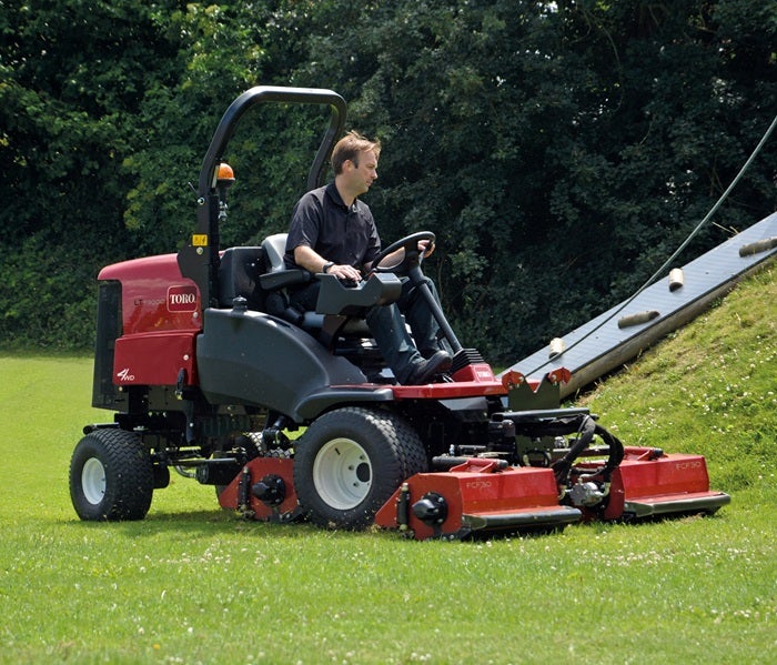 Mann fährt Toro LT-F 3000 Schlegelmäher