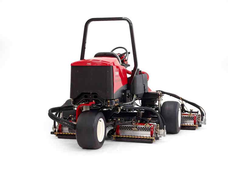 Toro Reelmaster 3575-D von hinten bei EDER-Kommunal Golfplatztechnik