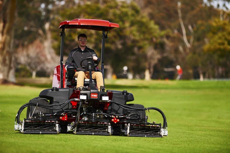 Ein Mann fährt den Toro Reelmaster 5610-D auf dem Fairway eines Golfplatzes