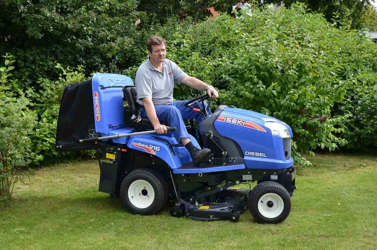 Mann sitzt auf Iseki SXG 216+ Mähtraktor