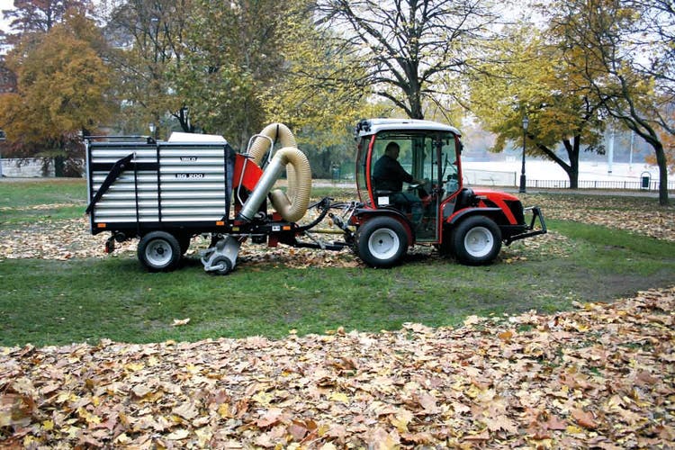Trilo SG 200 Kehr-Saug-Wagen beim Laubsammeln