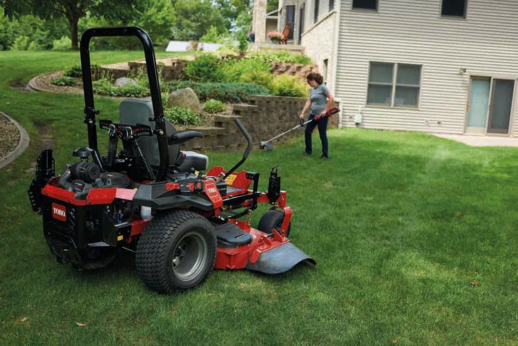 Toro TimeCutter TITAN HD 74453TE MyRide Zero-Turn-Mäher steht auf Rasen
