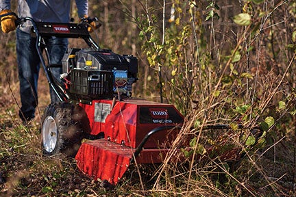 Toro BRC-28 Gestrüppmäher bei der Arbeit