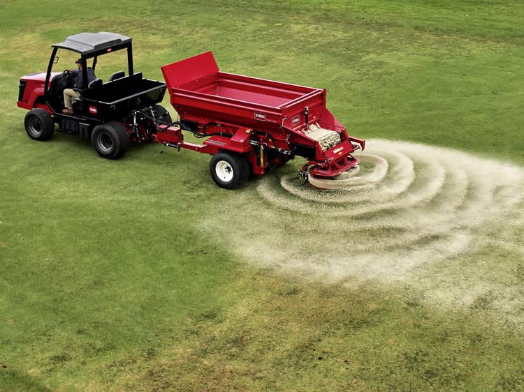 Toro Outcross 9060 Geräteträger beim Düngen