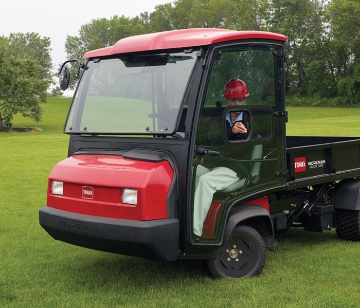 Mann mit Toro Workman HDX / HDX-4WD im Führerhaus