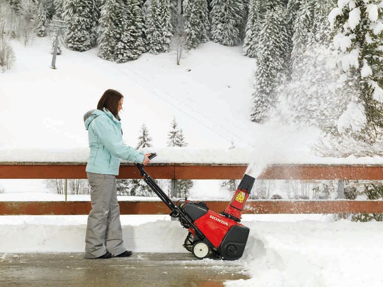 Frau mit Honda HS 750 EMA Schneefräse