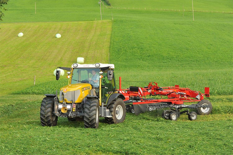 Rigitrac SKH 75/150 Traktor bei der Feldarbeit