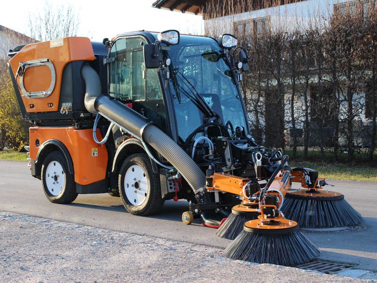 Multihog MX / MXC Geräteträger mit diversen Anbaugeräten kehrt Straße