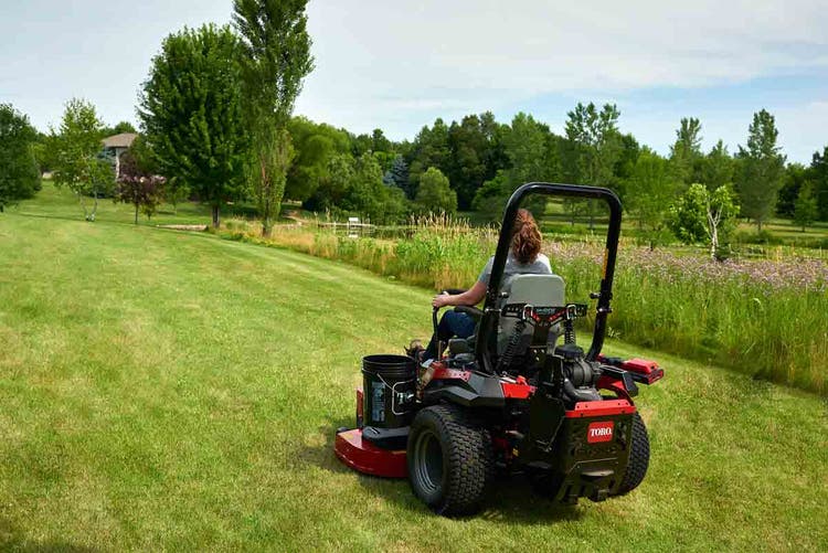 Toro TimeCutter TITAN HD 74453TE MyRide Zero-Turn-Mäher auf dem Feld