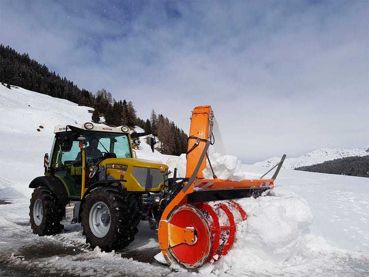 Rigitrac SKH 75/150 Traktor beim Schneefräsen