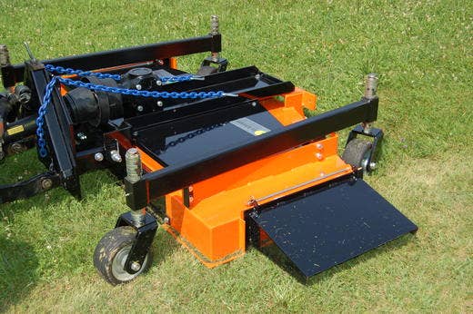 Ecotech MF Sichelmähwerk auf Rasen