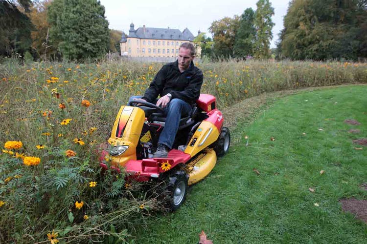 Mannmäht hohes Gras mit Canycom Aufsitzrasenmäher CMX 227 Komfort - 4WD