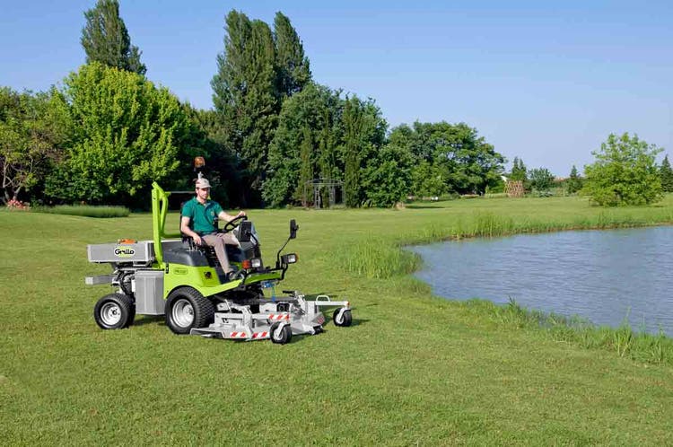 Grillo FM 2200 beim Rasenmähen