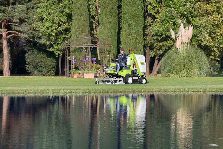 Grillo FD 900 beim Rasenmähen